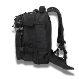 Vue de profil. Présence de sangles de compressions latérales pour rendre le sac plus compact.