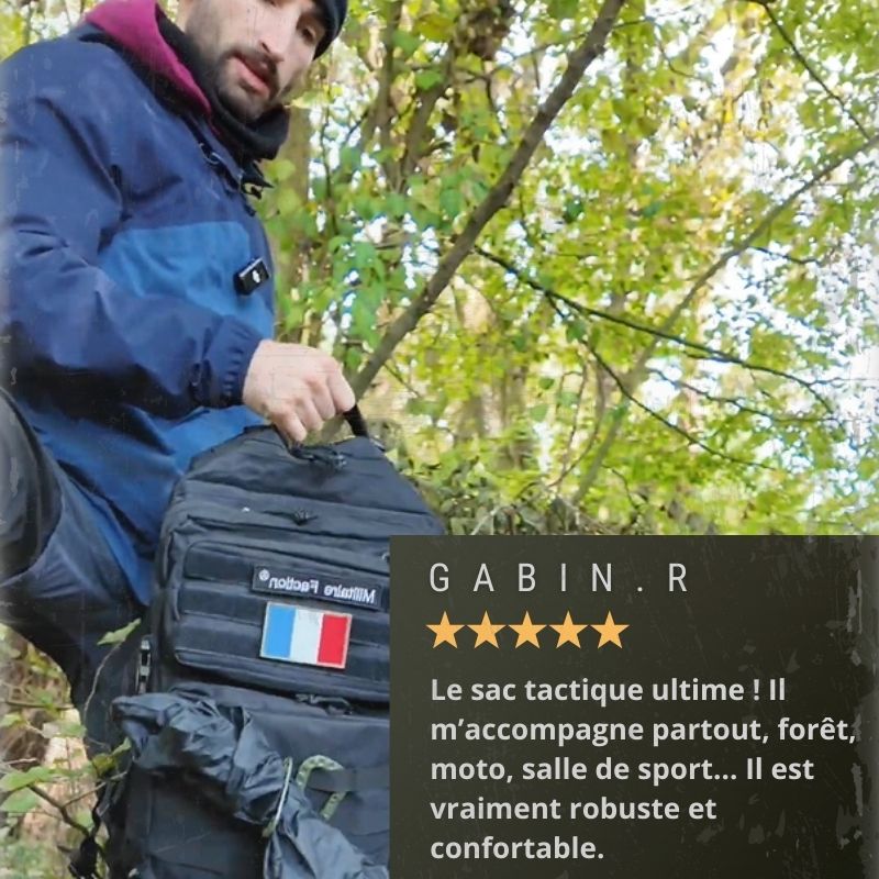 Randonneur équipé du sac tactique Militaire Faction en forêt, vue de dos, patch drapeau visible – témoignage 5 étoiles de Gabin R.