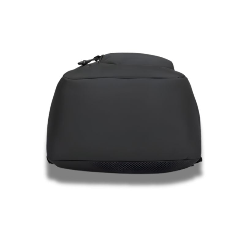 Vue du dessous du sac militaire noir montrant le fond renforcé, conçu pour une durabilité maximale