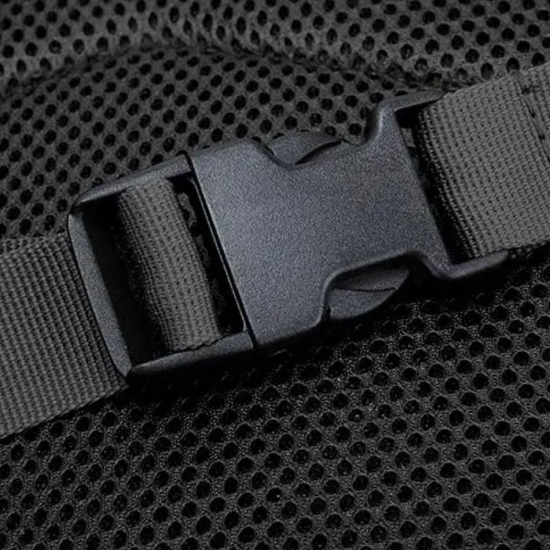 Détail de la boucle de fermeture robuste et sangle de compression sur sac à dos 50L.