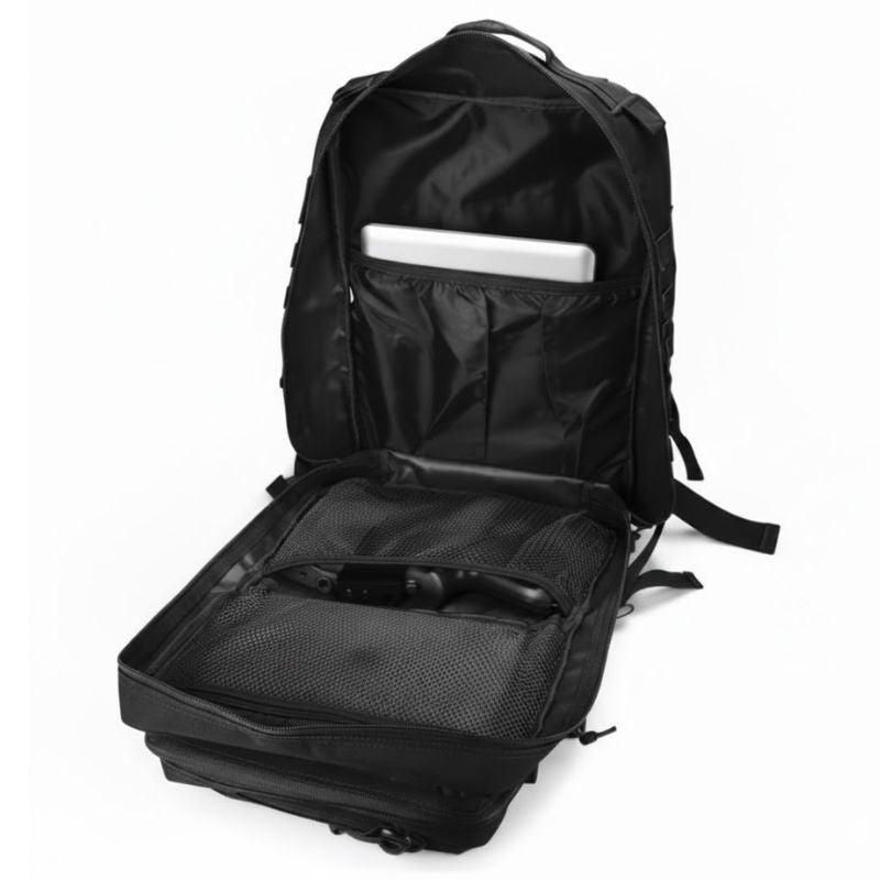 Intérieur du sac à dos militaire ouvert à plat montrant la grande capacité de 50 litres.