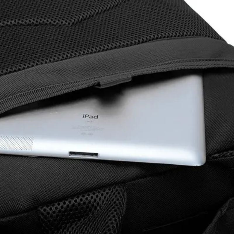 Rangement sécurisé pour iPad ou tablette dans la poche dorsale du sac à dos tactique.