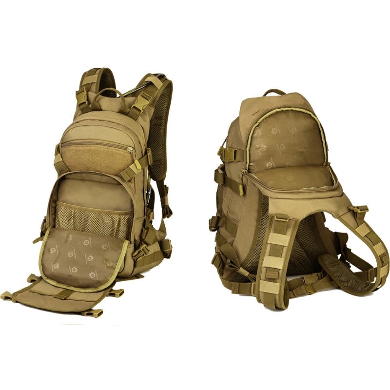 Sac à dos tactique de 25l avec deux compartiments frontaux, filet, et poche pour flasque d'hydratation.