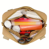 Pochette tan ouverte contenant un kit de premiers secours et d’urgence