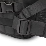 Zoom sur la sangle latérale ajustable du sac militaire noir avec boucle renforcée