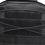 Gros plan sur le système de serrage élastique et bandes velcro du sac militaire noir
