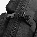 Gros plan zips double sens et boucle latérale sur tissu 600D – finition robuste