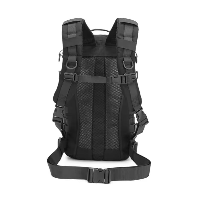 Dos du sac militaire noir avec bretelles rembourrées et ceinture ventrale pour un maintien optimal