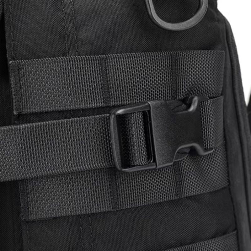 Zoom sur boucle de compression rapide et système d'attache MOLLE.