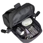 Contenu de la pochette militaire avec lampe torche, multitool et accessoire d’urgence