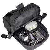Contenu de la pochette militaire avec lampe torche, multitool et accessoire d’urgence