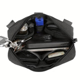 Vue intérieure d'une pochette tactique noire remplie d'équipements EDC