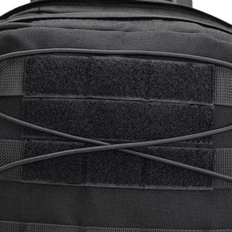 Gros plan sur emplacement velcro frontal et texture nylon 1000D résistant.