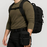 Port à la ceinture : pochette MOLLE EDC noire fixée à une ceinture tactique, usage urbain