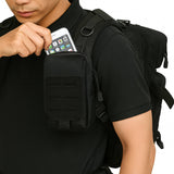 Homme insérant un smartphone dans une pochette tactique noire fixée à un sac à dos