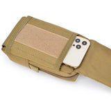 Vue d'une pochette tactique couleur coyote ouverte avec un iPhone inséré dans le compartiment avant