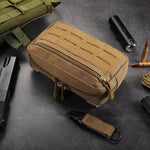 Pochette tactique couleur tan posée sur une table avec accessoires militaires