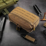 Pochette tactique couleur tan posée sur une table avec accessoires militaires