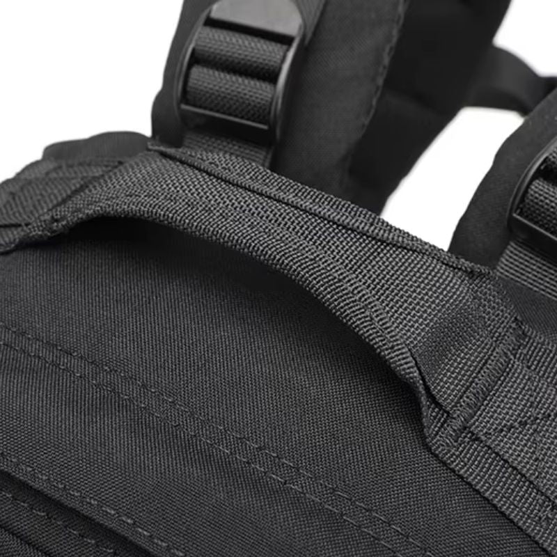 Détail de la poignée supérieure du sac militaire noir, conçue en nylon résistant avec couture renforcée