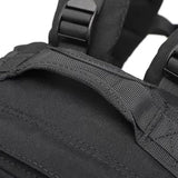 Détail de la poignée supérieure du sac militaire noir, conçue en nylon résistant avec couture renforcée