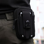 Homme portant une pochette Molle noire à la taille – accès rapide à smartphone et stylo en déplacement