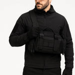 Homme en tenue tactique portant la pochette MOLLE en bandoulière