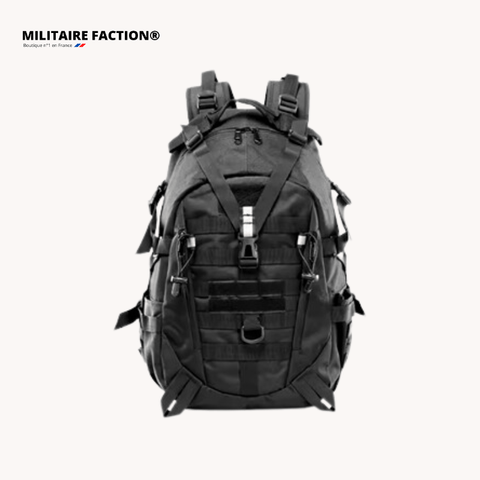 Petit sac à dos militaire noir de 40 litres, idéal pour les petites excursions.