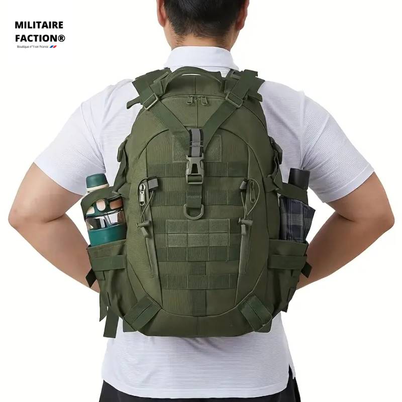Sac à Dos Militaire OPEX 40L - Porté par un homme à forte carrure - Utilisation EDC