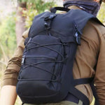 Sac à Dos Militaire Tactique 15L - modèle noir - porté par un militaire en mouvement