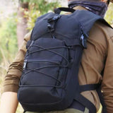 Sac à Dos Militaire Tactique 15L - modèle noir - porté par un militaire en mouvement