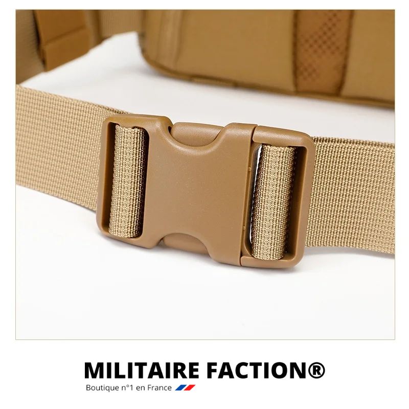 Sangle de fixation ventrale. Boucle en pastique dur renforcé. 