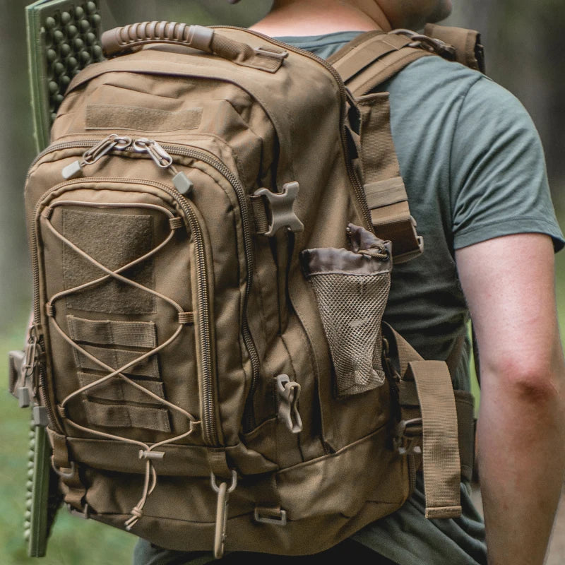Sac à dos tactique 60 litres - Vue de trois-quarts sur modèle masculin.