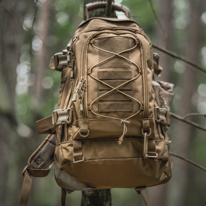 Sac a dos tactique_60l - Accroché par la poignet haute sur une branche.