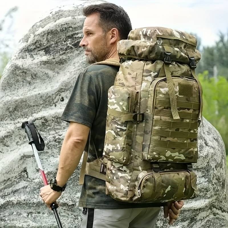 Sac de Voyage Militaire - en action - porté par un randonneur de 40 ans