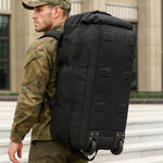 Sac de voyage militaire à roulettes porté par un militaire en permission