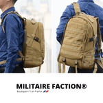 Homme qui porte un sac à dos militaire 