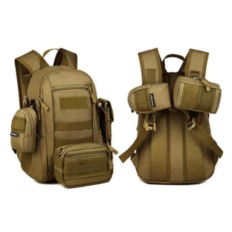 Sac à dos tactique 10l avec système molle intégré. Plusieurs poches modulaires sont accrochées sur les côtés et les sangles du sac.