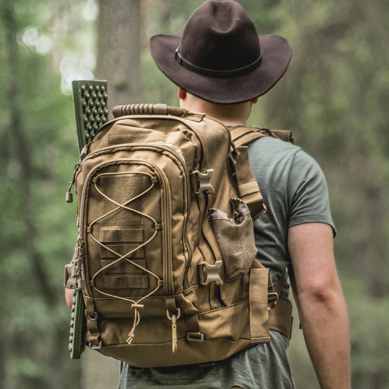 Sac à dos tactique 60l - Porté par un aventurier dans les bois.