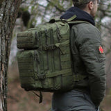 Sac militaire 50 litres en action - Militaire avec le modèle OD Green sur le dos.