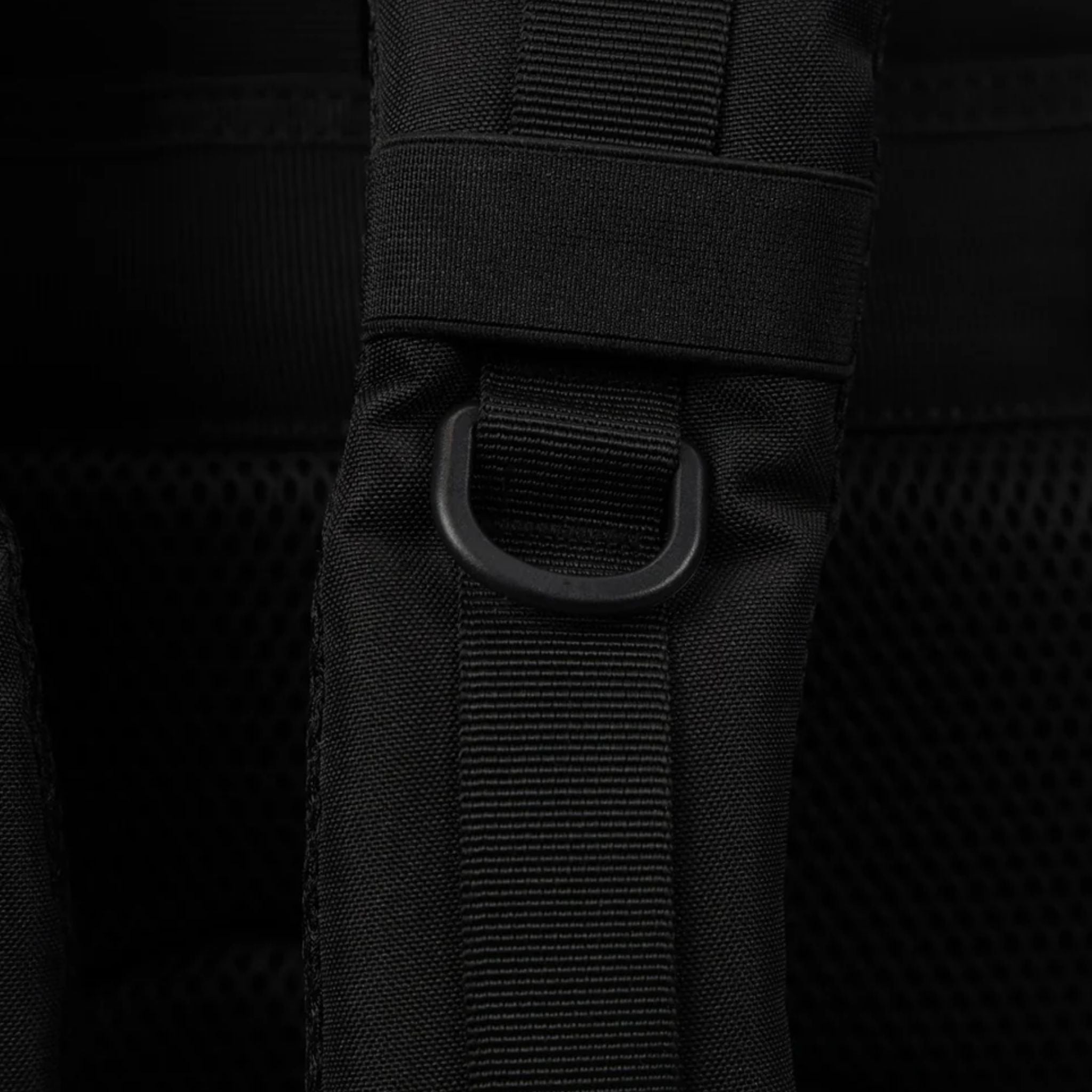 Sac militaire 50l avec boucles tactiques sur les bretelles.