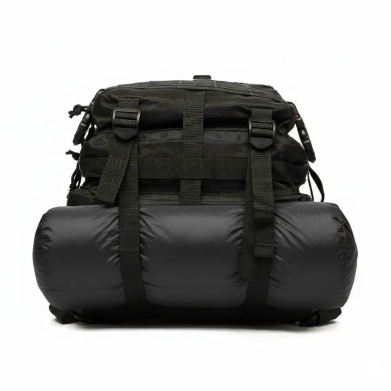 Sac militaire noir équipé d’un système d’attache MOLLE pour fixer un sac de couchage en dessous