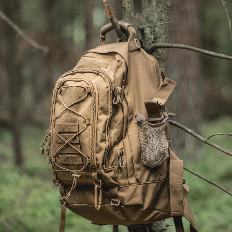 Sac militaire tactique 60l - Modèle Coyote - Poche à filet latérale - Système molle avant - Zone patch - Boucles avant pour mousquetons.