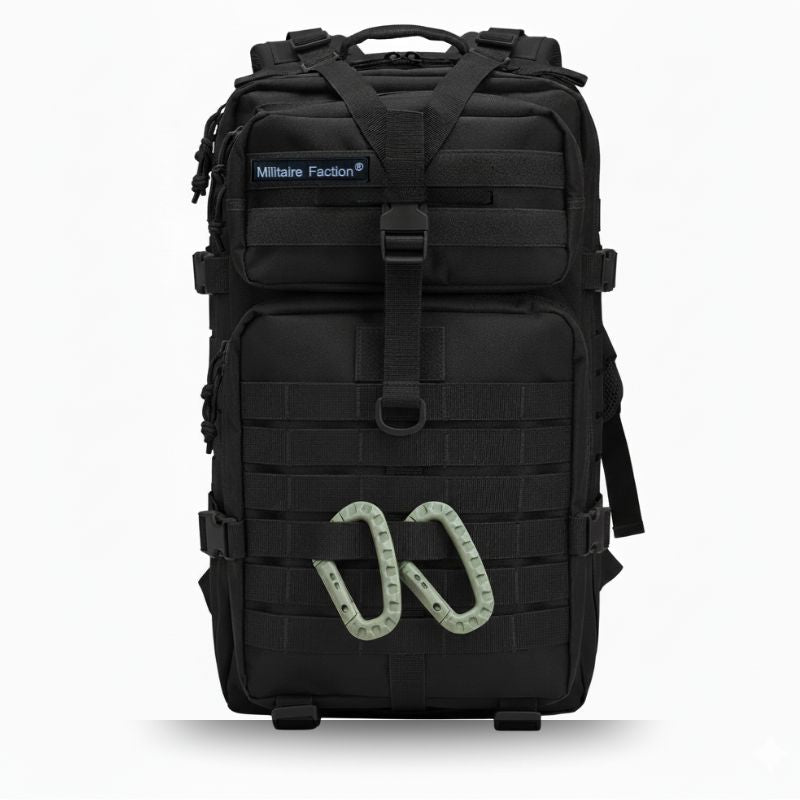 Sac militaire noir robuste avec système MOLLE et mousquetons, idéal pour missions ou randonnées