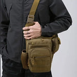 Sac tactique bandoulière en action - Port sur le flanc