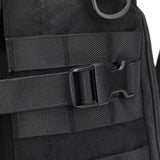 Détail d’une sangle de compression MOLLE avec boucle solide sur un sac militaire noir