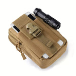 Pochette Molle beige contenant lampe torche et téléphone, fixée avec boucle tactique renforcée