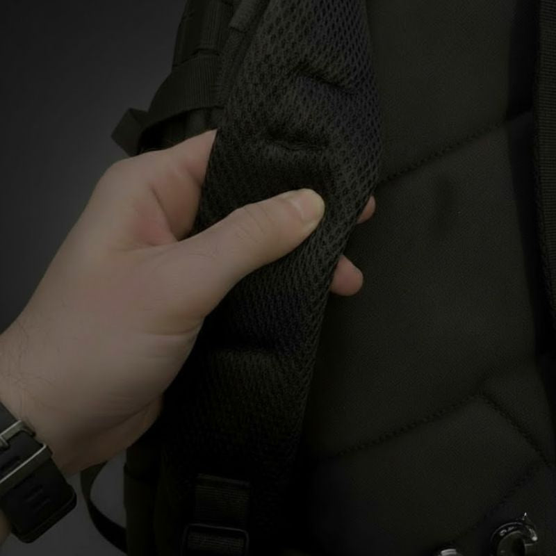 Détail de la texture robuste et du rembourrage haute densité des bretelles du sac 38L.