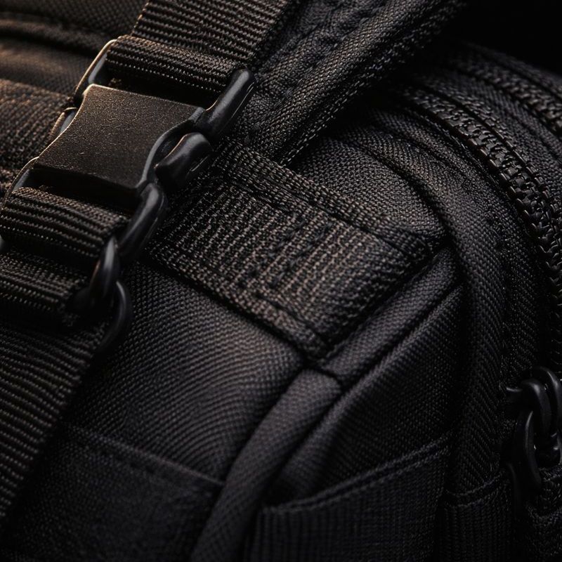 Détail des coutures renforcées et de la boucle de serrage haute résistance du sac à dos militaire 50L V2 - Militaire Faction.