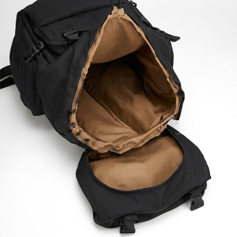 Compartiment principal spacieux du sac avec doublure beige.