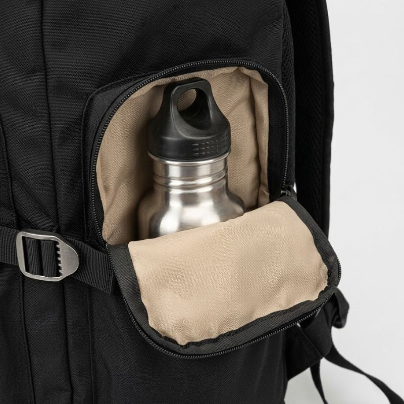 Poche latérale zippée contenant une gourde en inox.
